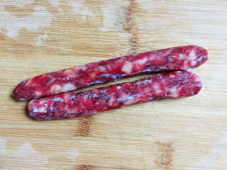 5、青椒炒腐竹,准备好腊肠。