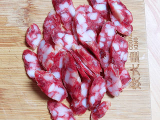 6、青椒炒腐竹,将腊肠切片备用。