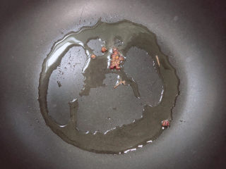 8、青椒炒腐竹,锅中倒入油，加热至5成热，煸香花椒粒。