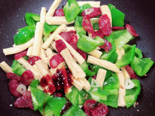 15、青椒炒腐竹,放入蚝油翻炒均匀，即可出锅了。