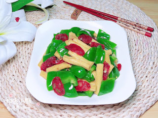 16、青椒炒腐竹,一盘色香味俱全的青椒炒腐竹就上桌了！