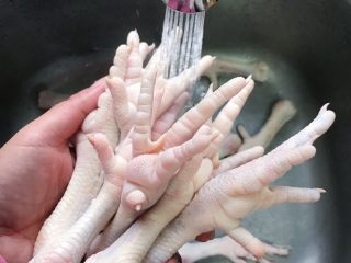 1、虾油卤鸡爪,买来的鸡爪冲洗干净