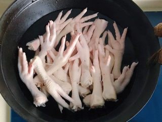2、虾油卤鸡爪,放锅里焯一下水