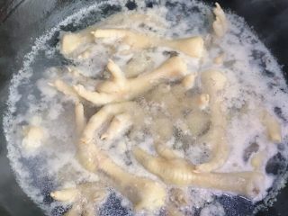 3、虾油卤鸡爪,有很多白色浮沫出现就可以了