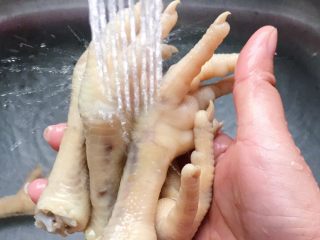 4、虾油卤鸡爪,还要进行二次冲洗