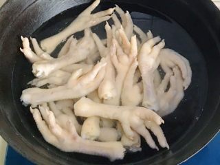 6、虾油卤鸡爪,倒入洗干净的鸡爪大火煮沸转中火,把鸡爪彻底煮熟
