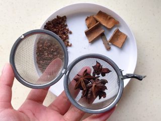 7、虾油卤鸡爪,把准备好的香料装进香料网兜里,扣紧扣子