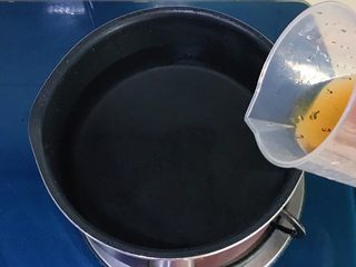 9、虾油卤鸡爪,倒入料酒