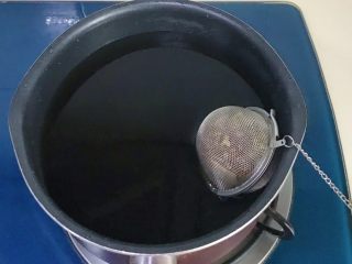 11、虾油卤鸡爪,放入香料包