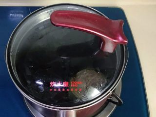 12、虾油卤鸡爪,加盖大火煮开转小火,慢慢地熬卤水