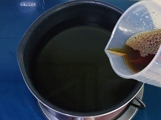 10、虾油卤鸡爪,倒入虾油