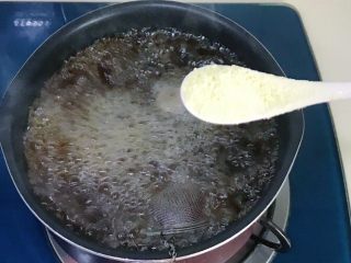 13、虾油卤鸡爪,熬制大约20分钟加入少许鸡精提鲜