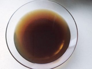 15、虾油卤鸡爪,倒入干净容器里等待冷却