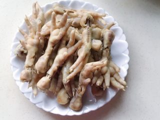 17、虾油卤鸡爪,煮好的鸡爪捞出晾凉