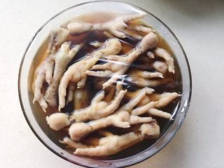 18、虾油卤鸡爪,等卤水和鸡爪全部冷却后,把鸡爪浸泡在卤水里,包上保鲜膜放入冰箱冷藏24小时就可享用了