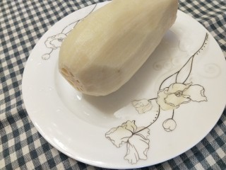 2、舌尖上的藕遇（凉拌藕片）,莲藕去皮洗净