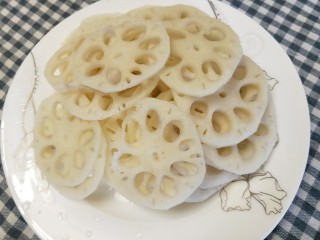 3、舌尖上的藕遇（凉拌藕片）,切成薄片，越薄越入味