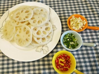 4、舌尖上的藕遇（凉拌藕片）,大蒜、辣椒、香葱切丁