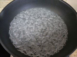 5、舌尖上的藕遇（凉拌藕片）,锅中加入清水烧开