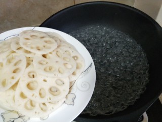 6、舌尖上的藕遇（凉拌藕片）,倒入藕片