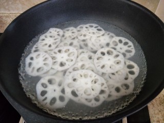 7、舌尖上的藕遇（凉拌藕片）,水没过藕片，煮两分钟左右