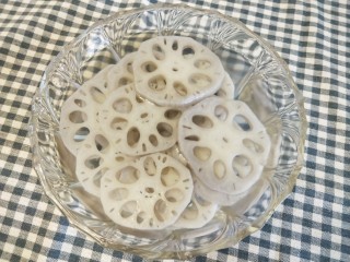 8、舌尖上的藕遇（凉拌藕片）,捞起藕片放入准备好的冷水中（泡冷水的目的是让藕片更脆爽）