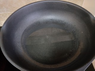 9、舌尖上的藕遇（凉拌藕片）,锅加热，倒入适量食用油，烧至八分热