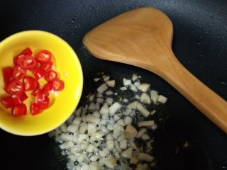 11、舌尖上的藕遇（凉拌藕片）,倒入辣椒圈