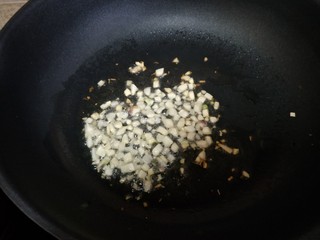 10、舌尖上的藕遇（凉拌藕片）,关火，倒入蒜末（加热后的蒜末更能激发蒜的香气）