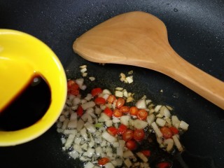 12、舌尖上的藕遇（凉拌藕片）,加入适量生抽