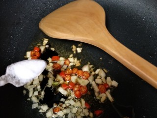 13、舌尖上的藕遇（凉拌藕片）,加入适量盐