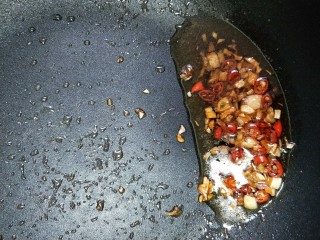 14、舌尖上的藕遇（凉拌藕片）,利用油的温度将盐搅拌融化