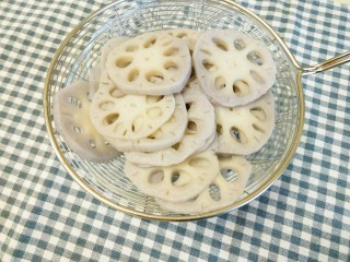 15、舌尖上的藕遇（凉拌藕片）,将藕片沥干水分，摆盘