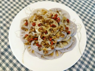 16、舌尖上的藕遇（凉拌藕片）,将调好的汁水均匀的淋在藕片上