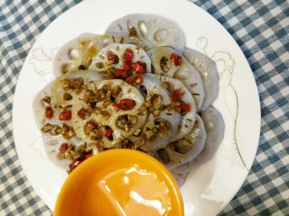 17、舌尖上的藕遇（凉拌藕片）,加入适量白醋