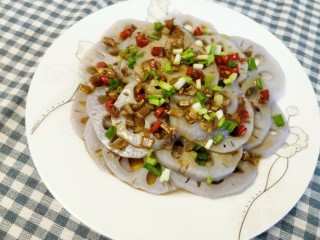 18、舌尖上的藕遇（凉拌藕片）,撒上葱花，一份简单的搅拌藕片完成，酸辣开胃