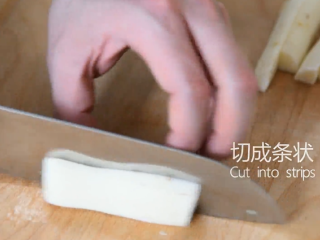 3、山药“冰激凌”吃过吗？1分钟学会时尚吃法,切成条状备用