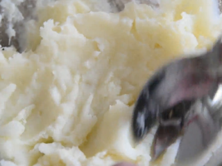 6、山药“冰激凌”吃过吗？1分钟学会时尚吃法,用勺子碾碎山药成泥状