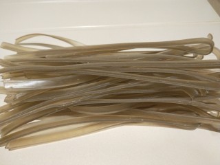 3、酸辣宽粉,一把就可以一盘。