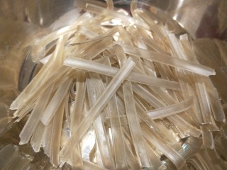 4、酸辣宽粉,很脆直接折断。冷水泡软煮熟。