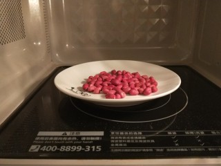 5、酸辣宽粉,花生米一把放入微波炉加热两分钟。
