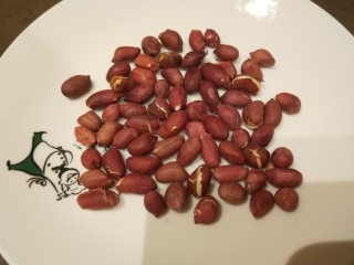 6、酸辣宽粉,放凉去皮。