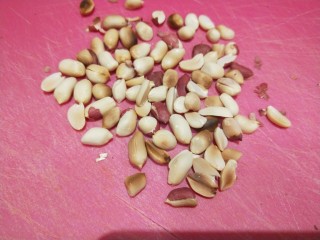 7、酸辣宽粉,准备擀成花生碎。