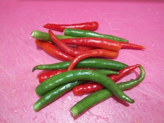 9、酸辣宽粉,青红椒洗干净。