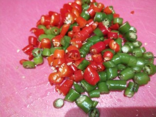 10、酸辣宽粉,切成小粒。