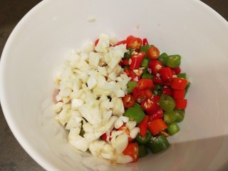 11、酸辣宽粉,倒入碗中,加入蒜末?