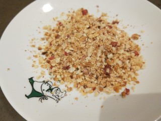 12、酸辣宽粉,倒入花生碎。