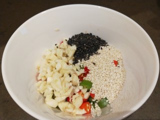 14、酸辣宽粉,加入黑芝麻。