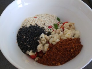 15、酸辣宽粉,倒入辣椒粉。