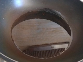 16、酸辣宽粉,倒入适量油烧冒烟。